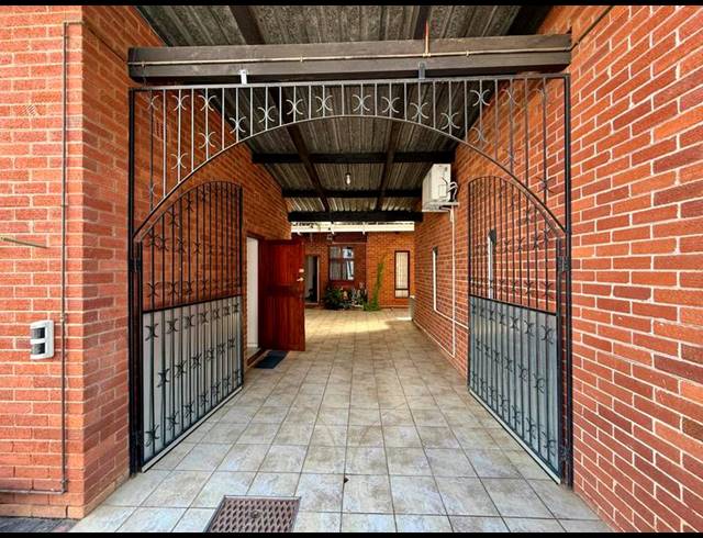 3 BEDROOM HOUSE FOR SALE IN HAYFIELDS